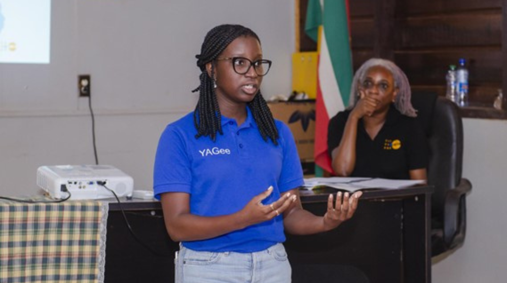 Chathera Adrai, vice-chairperson of YAG Suriname, facilitating the Sabi Yu Srefi workshop