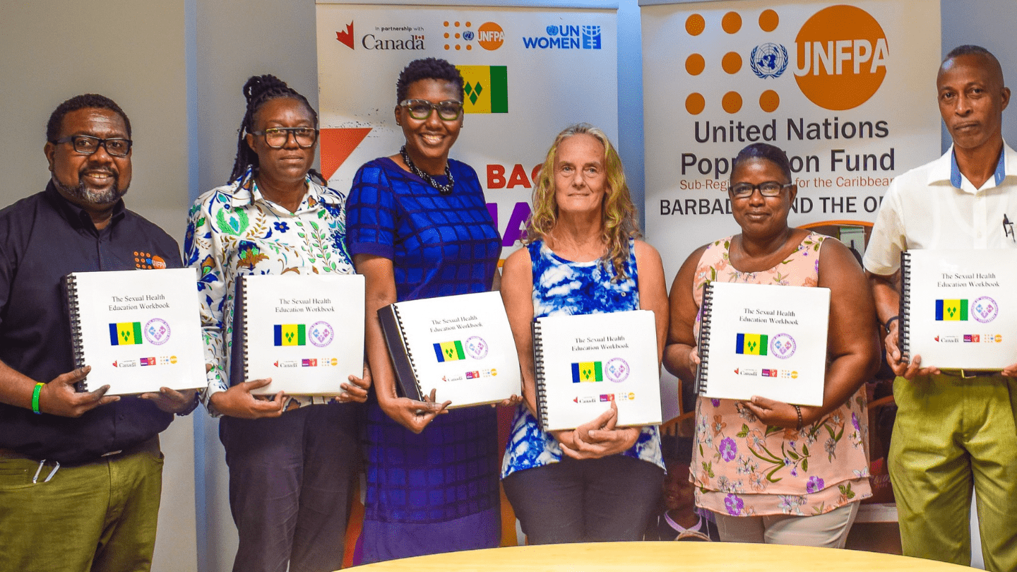 On December 11, UNFPA and the St. Vincent Planned Parenthood Association presented the ''Sexual Health Education Workbook'' to the Society of and For the Blind. 