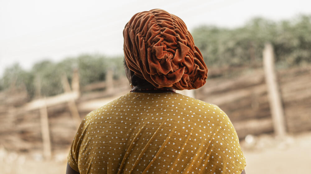 medium_shot_african_woman_back_view