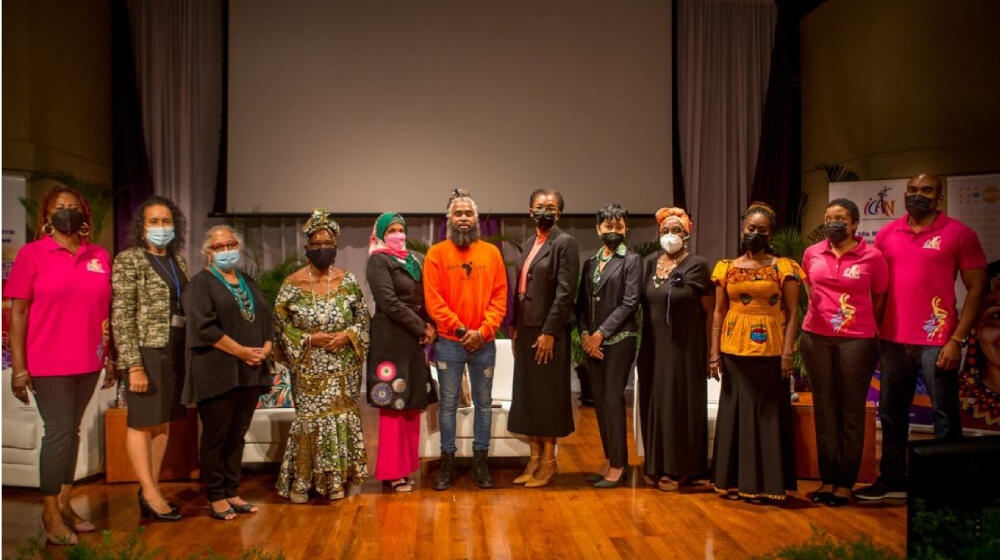 Group photo of officials and attendees at the seminar